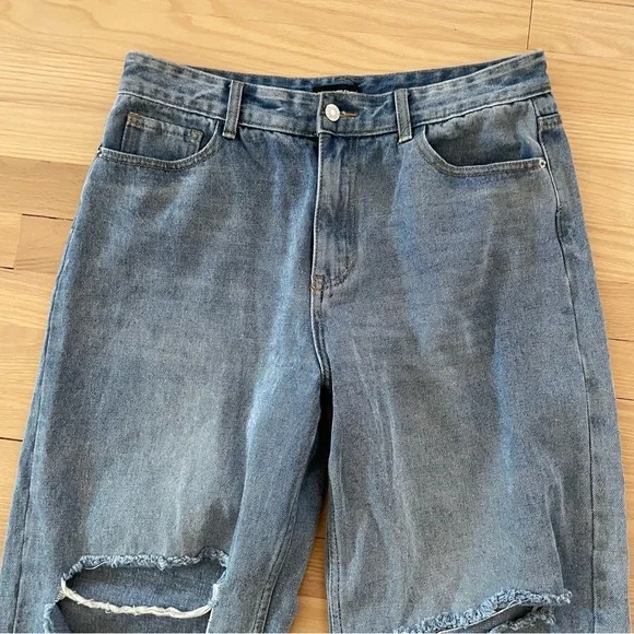 Pretty Little Thing High Rise Light Wash Distressed Baggy  Loose Jeans - Picture 2 of 10